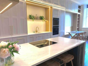 Luxury 2BR apartment & parking central Winchester